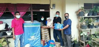 Pemdes Koto Sentajo Salurkan Bantuan Dinas Sosial Untuk Warga Korban Angin Kencang
