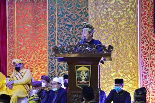 Dinilai Mampu Pecahkan Persoalan Besar di Riau, Kapolda Disematkan Gelar Datuk Bandaro Alam