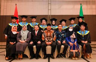 Hadiri Acara Wisuda Universitas Hayam Wuruk, Bupati Alfedri Bangga 11 Anak Siak Turut Diwisuda
