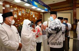 Bupati Siak Lepas 36 Jema'ah Calon Haji Keluarga Besar PGRI Siak