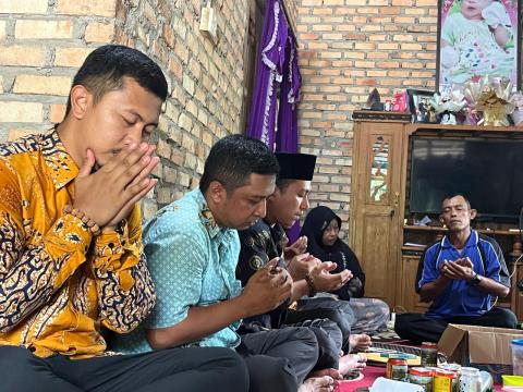 HUT ke 16, Bawaslu Siak Kunjungi Keluarga Korban 'Pejuang Demokrasi'