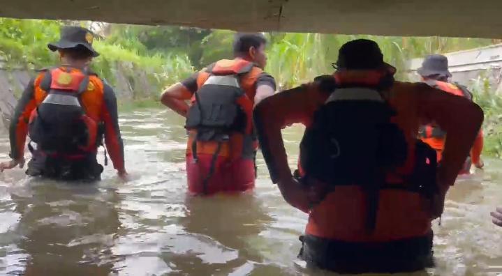 Tim SAR Cari Pria Terseret Arus Parit di Marpoyan Pekanbaru
