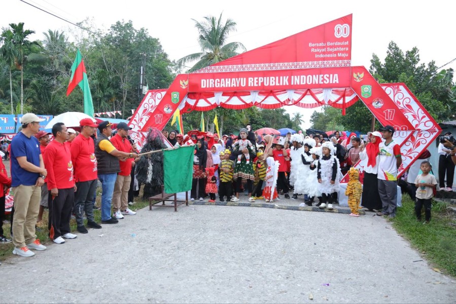 Semarak Jalan Sehat di Kwalian, Warga Meriahkan HUT RI Ke-80 Penuh Kebersamaan