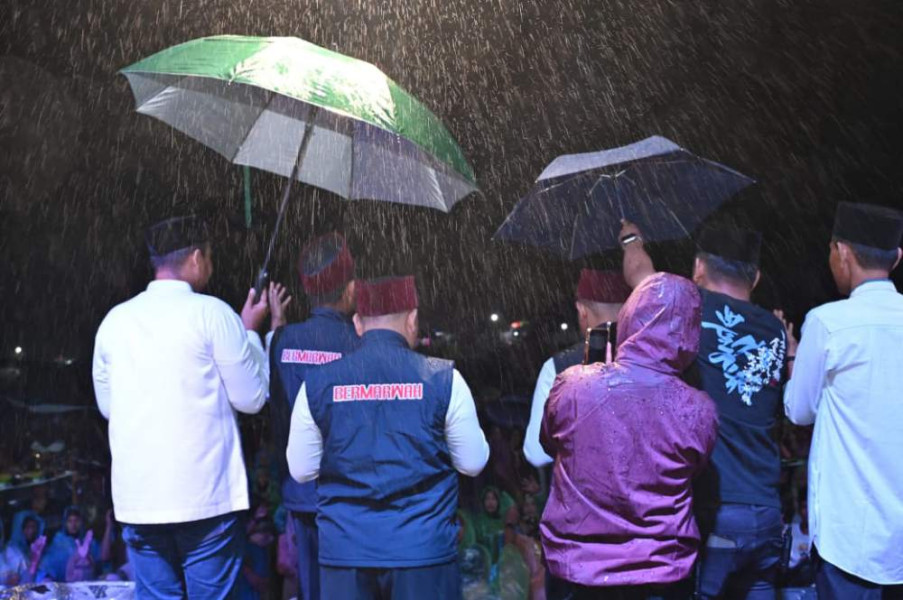 Diguyur Hujan Deras, Masyarakat Inhu Tetap Berbondong-bondong Saksikan Tabligh Akbar Bermarwah bersama UAS