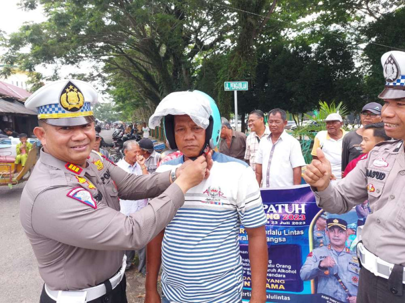 Utamakan Keselamatan dalam Bepergian, Satlantas Polres Inhu Bagikan Brosur dan Helm Gratis