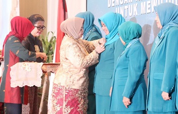 Ketua TP-PKK Inhil Terima Penghargaan Adhi Bhakti Madya PKK