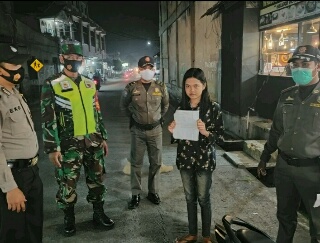 Aduh Malunya! Muka Cantik Tapi Ngak Pake Masker Ditegur Pemburu Teking 