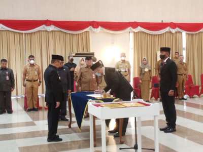 Gubri Syamsuar Lantik Dirut RSJ Tampan & Tujuh Pejabat Fungsional