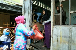 Taman Kanak-Kanak di Siak Bagikan Bingkisan Sembako Bagi Masyarakat Kurang Mampu 