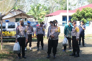 Mapolres Kuansing & Jajaran Kembali Lakukan Bansos bagi Masyarakat Terdampak Covid-19