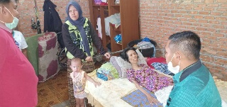 10 Tahun Lumpuh, Ibu Yeni Sambut Kunjungan Dewan dengan Tangisan Haru 