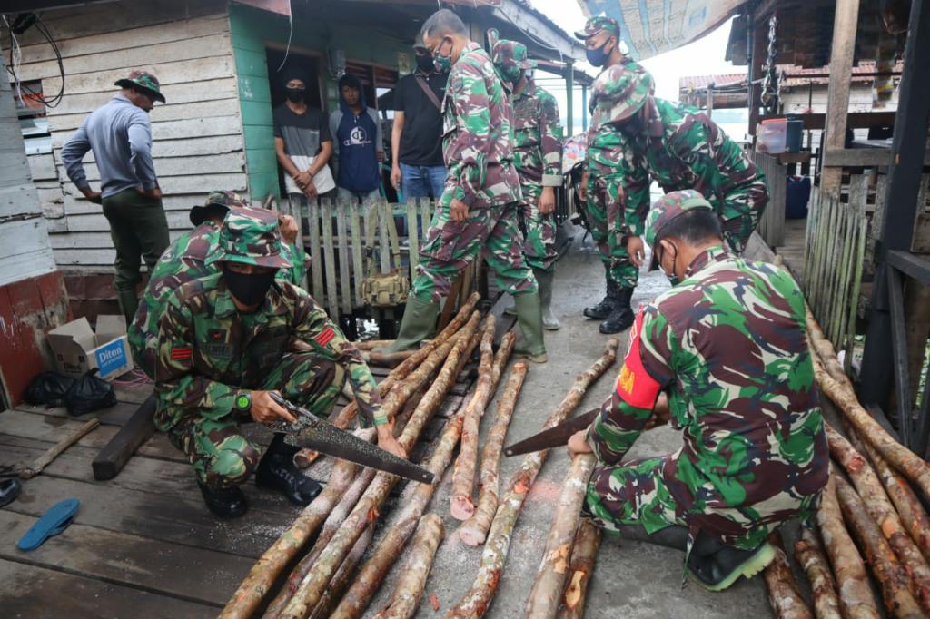 Anggota Kodim 0314/Inhil Bedah Rumah Masyarakat dan Bagi-bagi Sembako