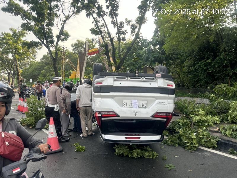 Mobil Xpander Terbalik di Jalan Sudirman Pekanbaru