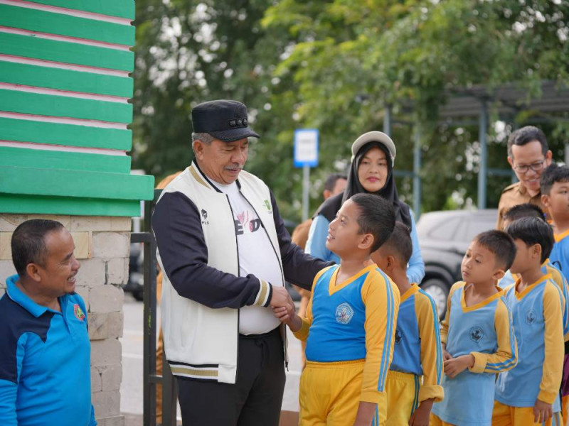 Alfedri Sambut Pelajar Perdana Masuk Sekolah Pasca Libur Panjang