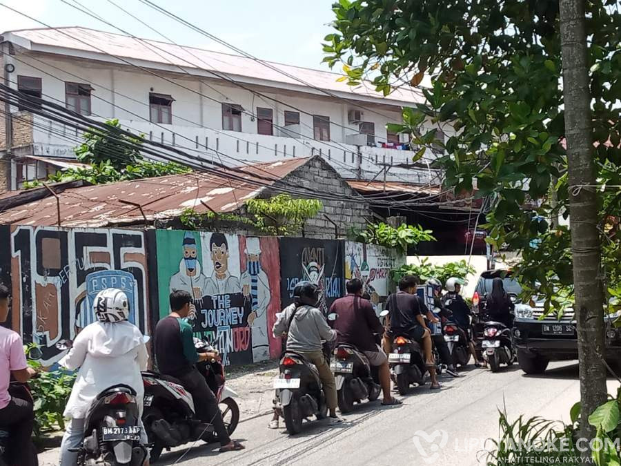 Kabel Jaringan Listrik Milik PLN Jatuh, Bikin Macet Menghalangi Pengguna Jalan