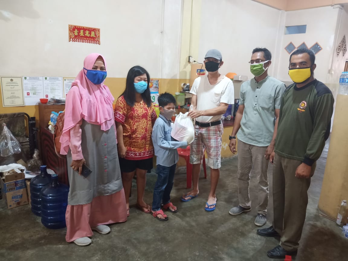 Pererat Silaturrahmi, Mantan Camat Ini Bagikan 40 Paket Sembako untuk Masyarakat Kateman