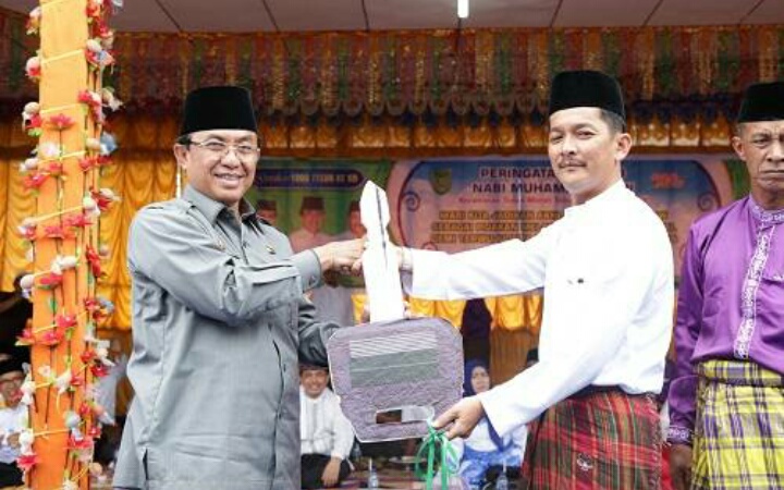 Bupati Inhil Serahkan Bantuan Alat Berat & Sertifikat Tanah