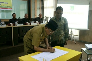 Bupati Inhil Bersama Panwaslu Tandatangani NPHD