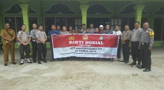 HUT Bhayangkara Ke-73, Polsek Batang Gansal Lakukan Baksos di Tempat Ibadah
