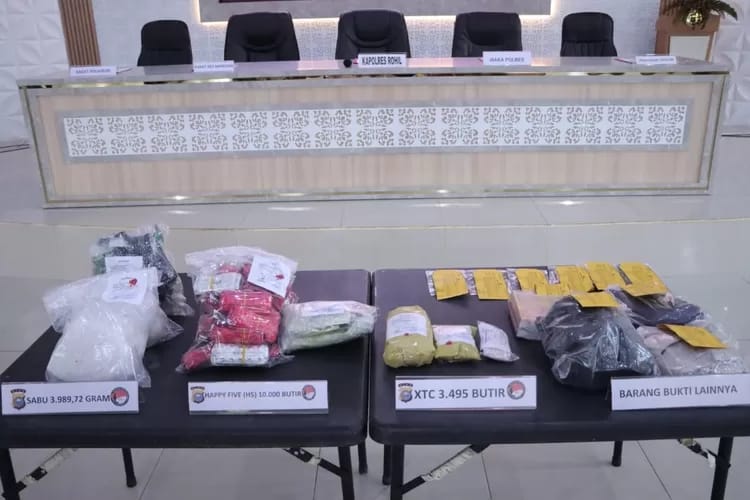 Kurir Jaringan Internasional Ditangkap, Polres Rohil Sita Hampir 4 Kg Sabu dan Ribuan Pil Ekstasi