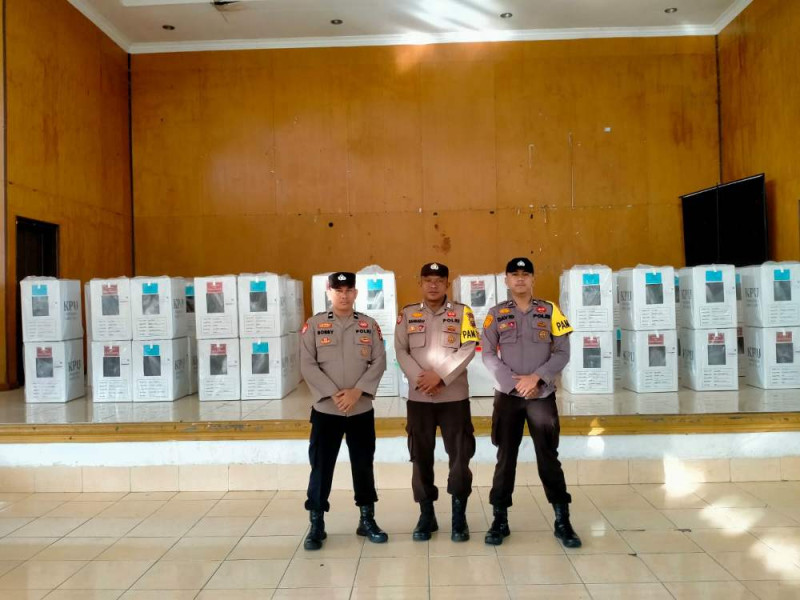 Polsek Kuantan Tengah dan Polsek Benai Laksanakan Pengamanan Logistik Pilkada 2024 di PPK Kecamatan