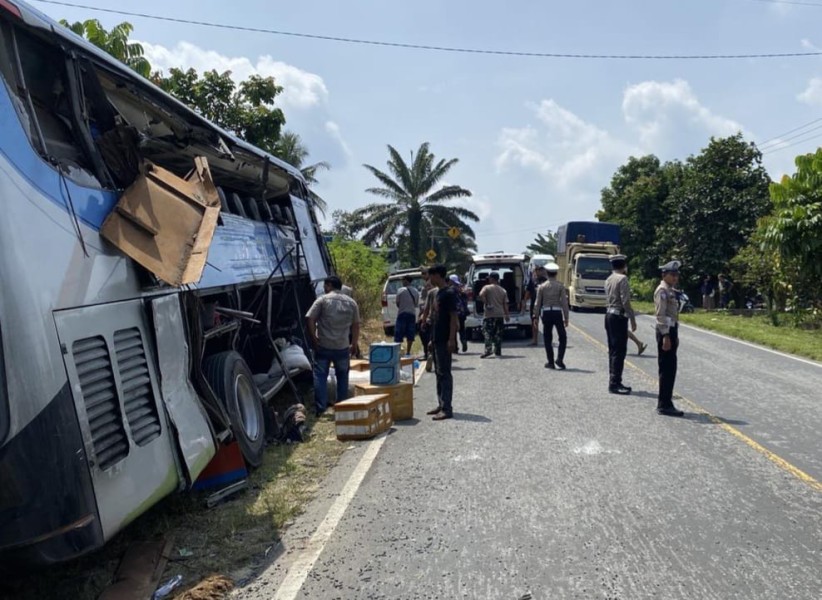Bus PMH Tabrak Truk di Tanjakan Lintas Timur Pelalawan, 4 Orang Tewas