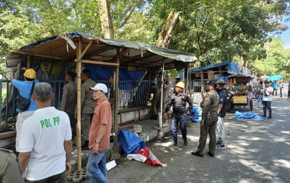Satpol PP Pekanbaru Tertibkan Lapak PKL di Taman Kota