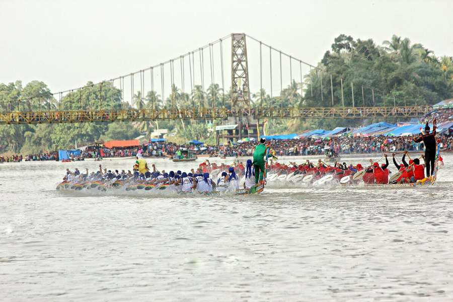 Ada 'Magis' di Balik Gemercik Air Pendayung Anak Pacuan Jalur di Batang Kuantan
