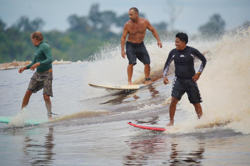 Taklukkan Pesona Ombak Bono Jelang Akhir Tahun, Peselancar dari Jepang dan Bali Mulai Datang ke Teluk Meranti