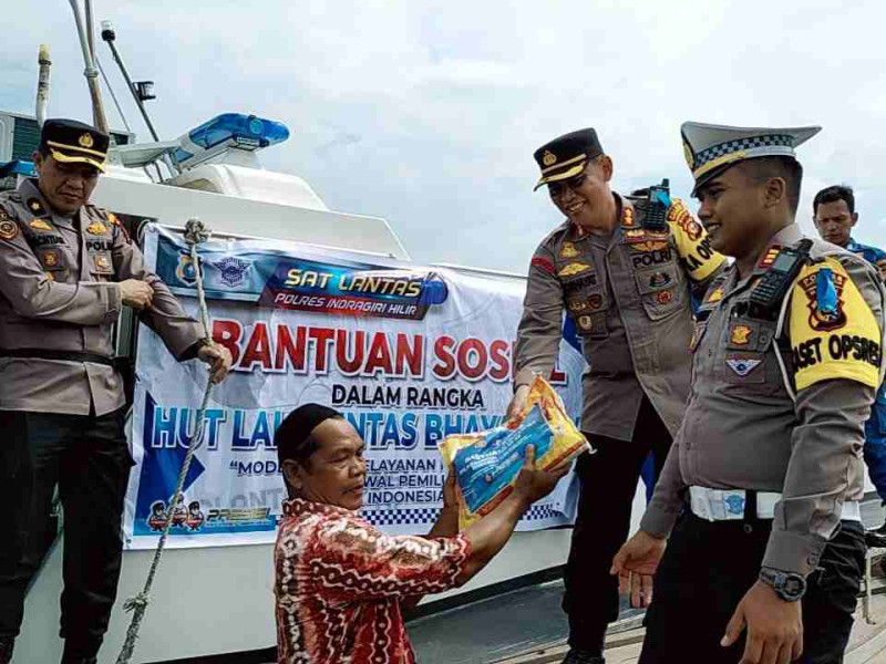 Polres Inhil Berbagi Sembako kepada Nelayan