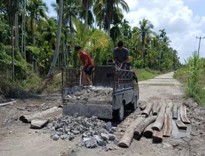 Upaya Lanjutan Dilakukan, PUTRPKP Inhil Tangani Kembali Jalan Parit Guntung Sanglar