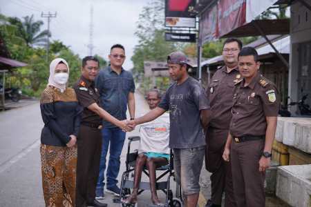 IAD Kejari Bengkalis Riau Santuni Penderita Stunting dan Penderita Kelumpuhan