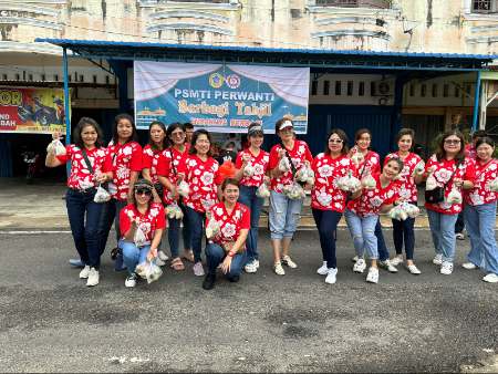 PSMTI dan Perwanti Rengat Berbagi Takjil di Bulan Suci Ramadhan, Warga Mengaku Senang