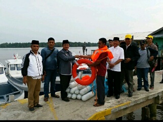 Bupati Inhil Serahkan Bantuan 10 Unit Kapal Motor Fiber Kepada Sejumlah Nelayan Lokal