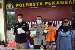 Polresta Pekanbaru Ringkus Pengedar Sabu Bersenjata Api