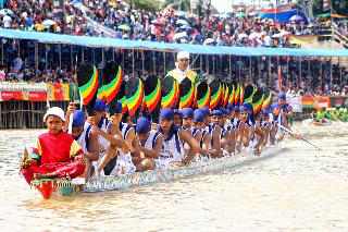 Penyelenggara Tidak Becus Kemas Pacu Jalur, Penonton Kena 'Prank' Hanya Menonton Kerumunan