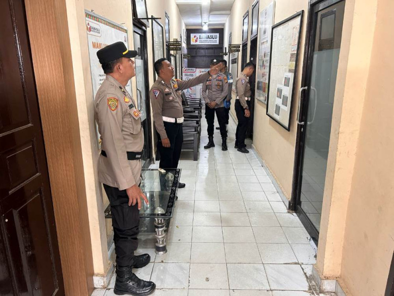 Polres Kuansing Laksanakan Pengamanan Preventif Kantor Bawaslu Dalam Rangka Operasi Mantap Praja
