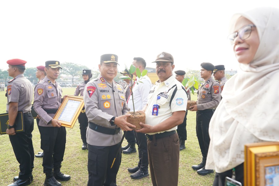 Selamatkan Mahasiswi dari Pembacokan, Satpam UIN Suska Raih Penghargaan Kapolda