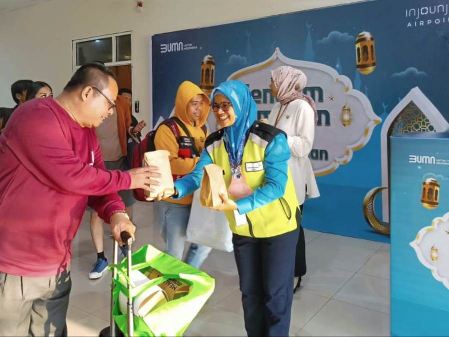 PT Angkasa Pura II Bagikan Takjil Gratis ke Penumpang Selama Bulan Ramadhan