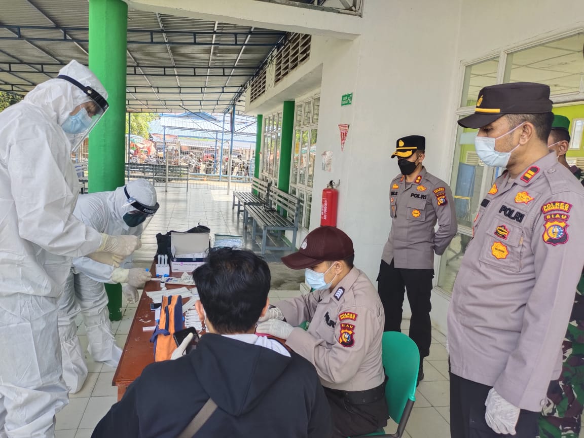 Satgas Covid-19 Inhil Swab Penumpang dan ABK Speedbot di Pelabuhan Tembilahan