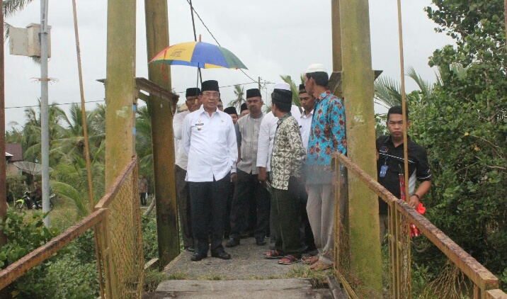 Bupati Wardan Tinjau Dua Jembatan Penghubung Antar Desa