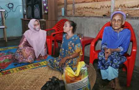 Dihari Ulang Tahunnya, Rasidah Santuni Ibu-ibu Lansia di Kandis