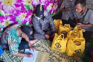 Terdampak Relokasi PKL, Paguyuban Pendorong Gerobak Malioboro Terima Bantuan Sembako dari Polda DIY