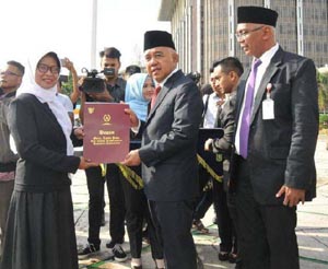 Gubri Serahkan Penghargaan kepada Guru Berprestasi