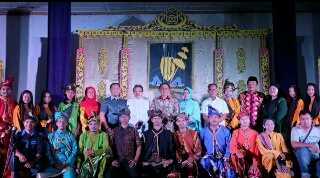 Bupati Inhil Saksikan Aksi Teatrikal Bengkres Production Berjudul 'Marhum Buantan' Di Yogyakarta