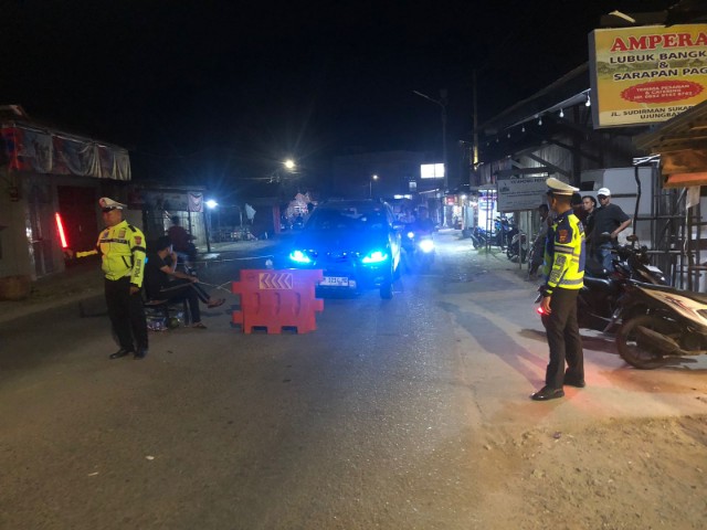 Jembatan Sei Rokan Kiri Amblas, Satlantas Polres Rokan Hulu Lakukan Rekayasa Lalin