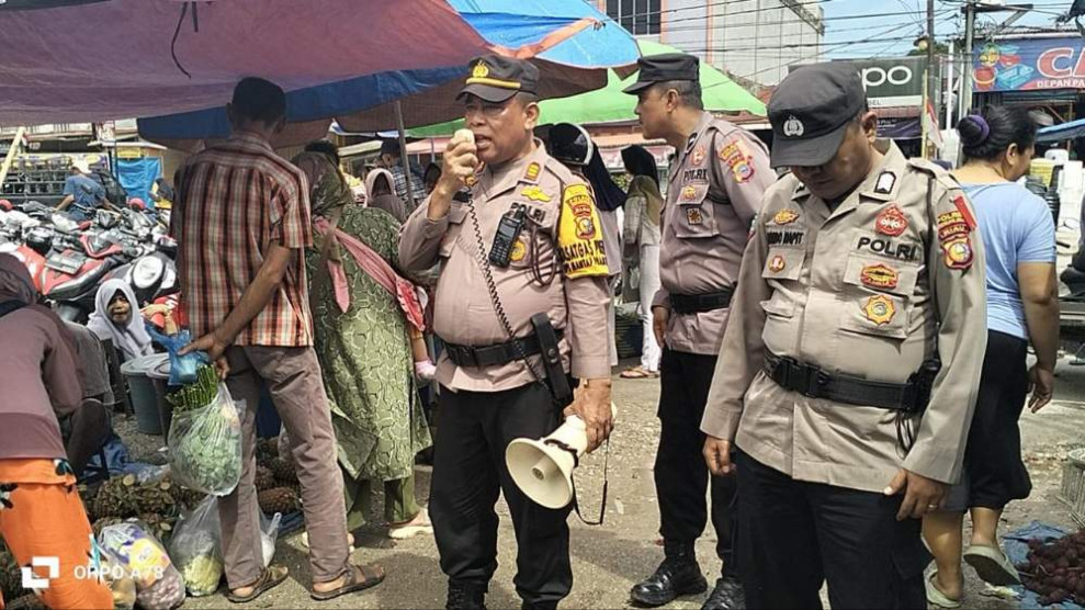 Kunjungi Pasar, Sat Binmas Polres Rohil Sampaikan Pesan Pemilu Damai 2024