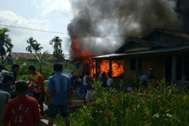 Rumah Jamiah Dilalap Api saat Lagi Asyik Nyantai Sama Keluarga