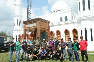 Implementasikan Politik Kehadiran, PKB Riau Kembali Semprotkan Disinfektan di Rumah Ibadah