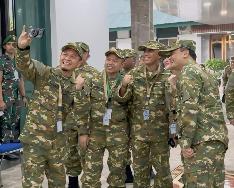 Berseragam Loreng, Ini Penampakan Gubri Abdul Wahid di Akmil Magelang